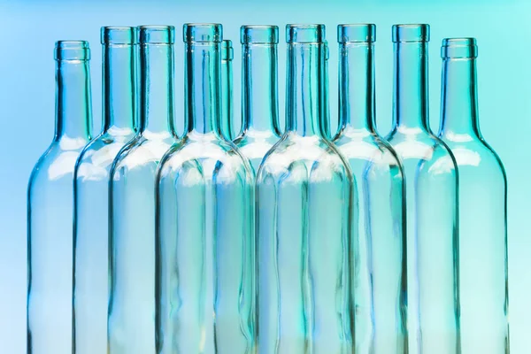 Botellas de vino de vidrio en azul — Foto de Stock