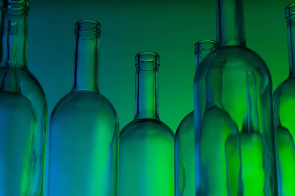 Garrafas de vinho de vidro em verde — Fotografia de Stock