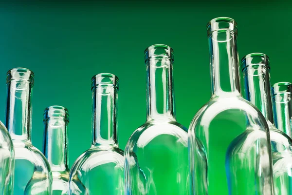 Botellas de vino de vidrio en verde — Foto de Stock