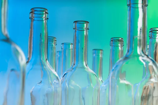 Botellas de vino de vidrio en azul — Foto de Stock