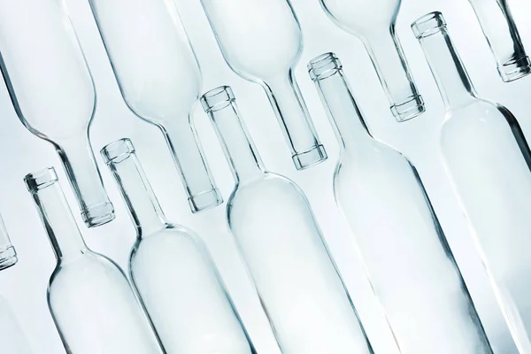 Vidro de cristal garrafas vazias postura — Fotografia de Stock