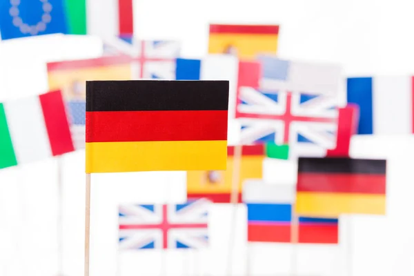 Deutsche Flagge gegen europäische und US-Flaggen — Stockfoto
