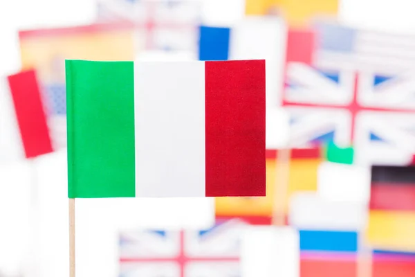 Флаг Италии против европейских и американских флагов — стоковое фото