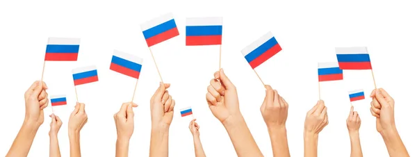 Mãos segurando bandeiras da federação russa — Fotografia de Stock