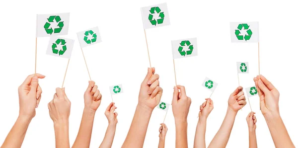 Mãos segurando bandeiras com símbolo de reciclagem — Fotografia de Stock