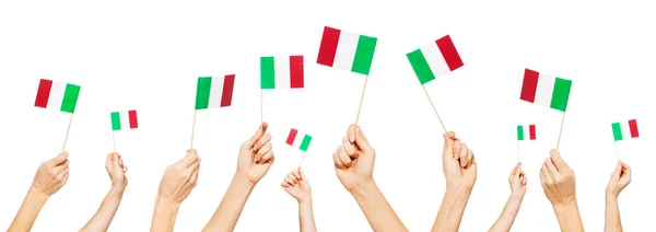 Руки с национальными флагами Италии — стоковое фото