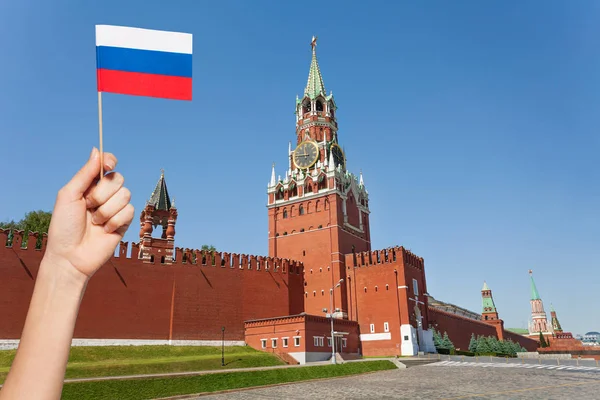 Hand met kleine Russische vlag — Stockfoto