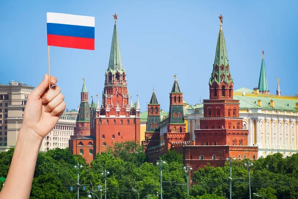 Hand met kleine Russische vlag — Stockfoto