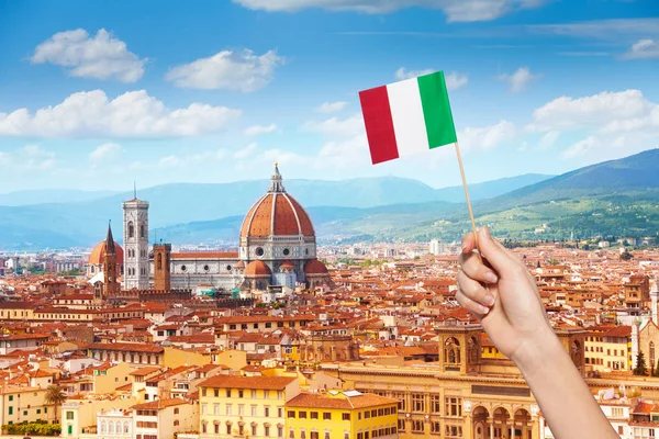 Рука с итальянским флагом и городским пейзажем Флоренции — стоковое фото