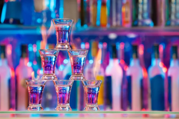 Pyramid linje av brinnande Cocktailar med alkohol — Stockfoto