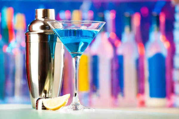 Vaso Martini y agitador de pie en un mostrador de bar —  Fotos de Stock