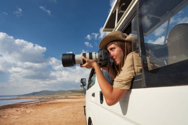 jeep penceresinden fotoğraflar çekmek turist