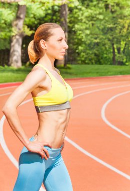 stadyum parçaları egzersizleri yapıyor kadın