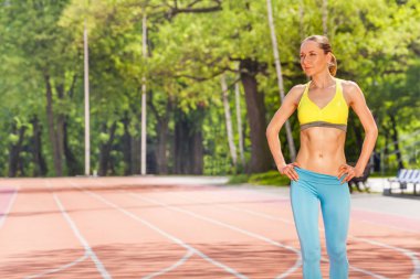 stadyum parçaları egzersizleri yapıyor kadın