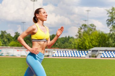  genç kadın Stadı'nda çalışan izler