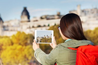 Kadın turist alarak fotoğraf tablet kullanma 