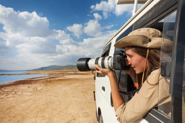 Woman taking photo of Kenyan lake — Stock Photo, Image