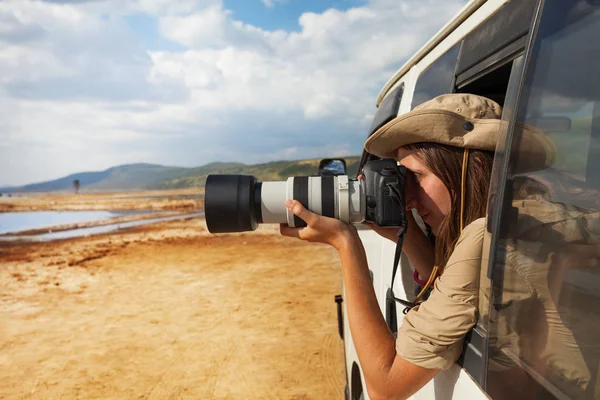Woman taking photo of lake Nakuru — Stock Photo, Image