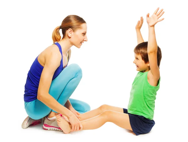 Menino fazendo exercícios com a mãe — Fotografia de Stock