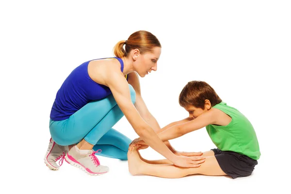 Menino fazendo exercícios com a mãe — Fotografia de Stock