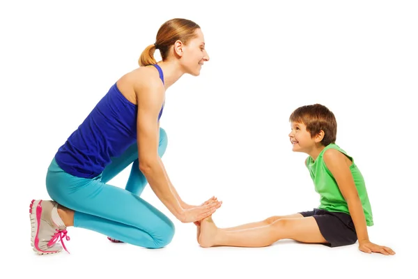 Menino fazendo exercícios com a mãe — Fotografia de Stock