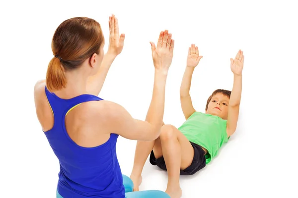 锻炼与母亲的孩子男孩 — 图库照片