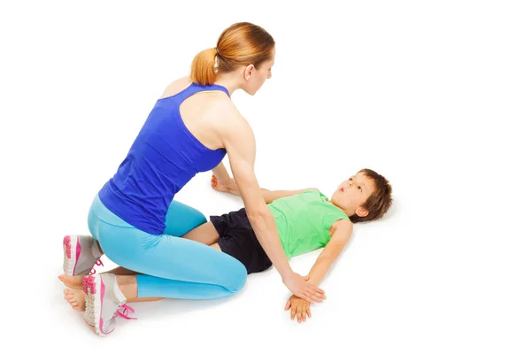 Enfant garçon faire des exercices avec mère — Photo