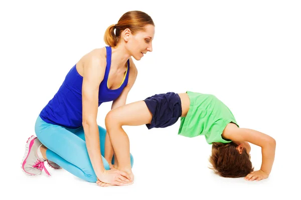 Хлопчик робить вправи з матір'ю — стокове фото