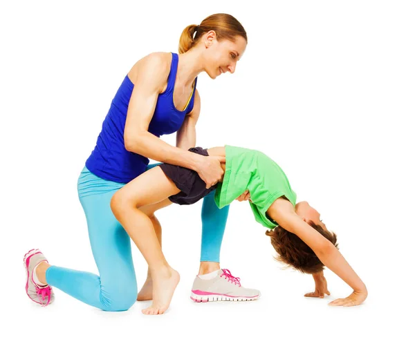 Menino fazendo exercícios com a mãe — Fotografia de Stock