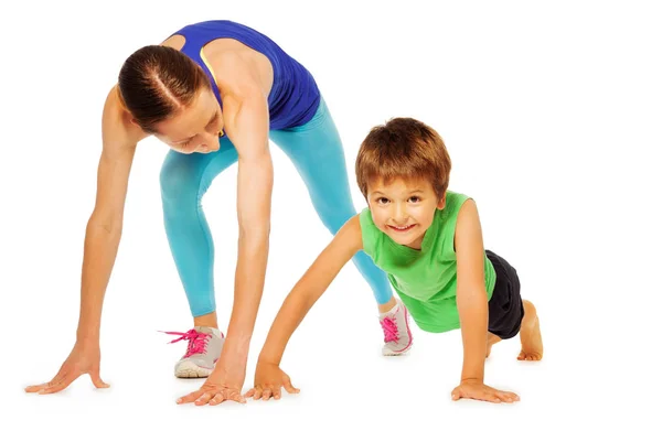 Menino fazendo exercícios com a mãe — Fotografia de Stock