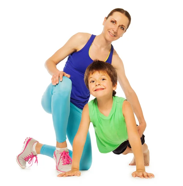 Menino fazendo exercícios com a mãe — Fotografia de Stock