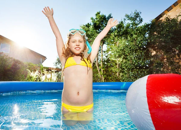 Chica feliz jugando en la piscina —  Fotos de Stock