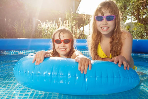 Crianças felizes brincando na piscina — Fotografia de Stock