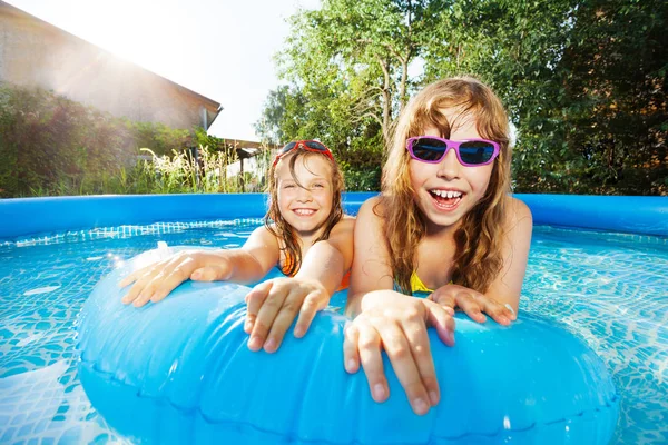 Yüzme havuzunda oynayan mutlu çocuklar — Stok fotoğraf