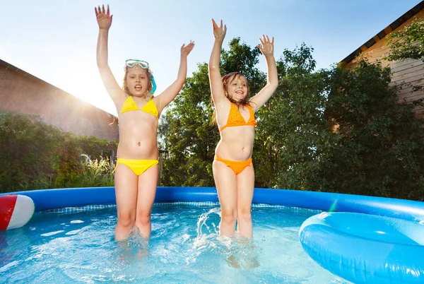 Счастливые дети, играющие в бассейне — стоковое фото