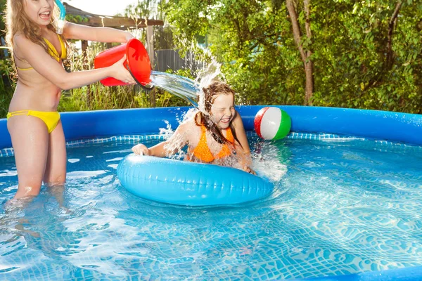 Glückliche Kinder spielen im Schwimmbad — Stockfoto