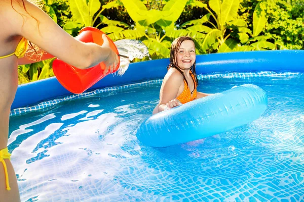 Crianças felizes brincando na piscina — Fotografia de Stock