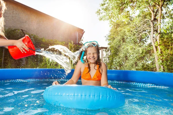 Niños felices jugando en la piscina —  Fotos de Stock