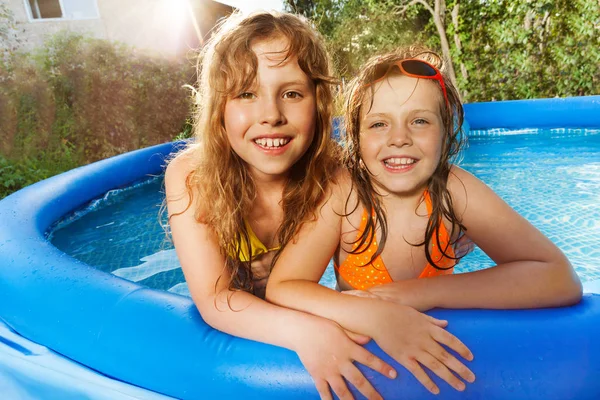 Niños felices jugando en la piscina — Foto de Stock