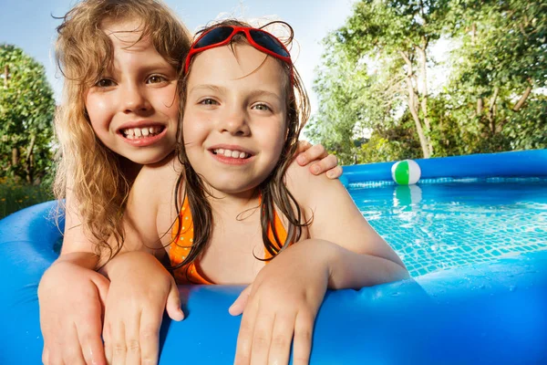 Szczęśliwe dzieci gry w basenie — Zdjęcie stockowe
