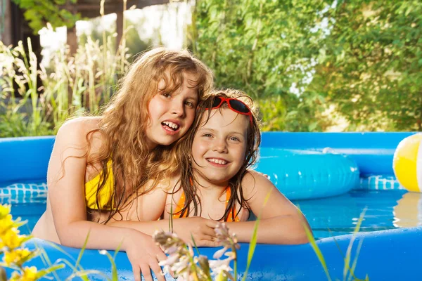 Niños felices jugando en la piscina — Foto de Stock