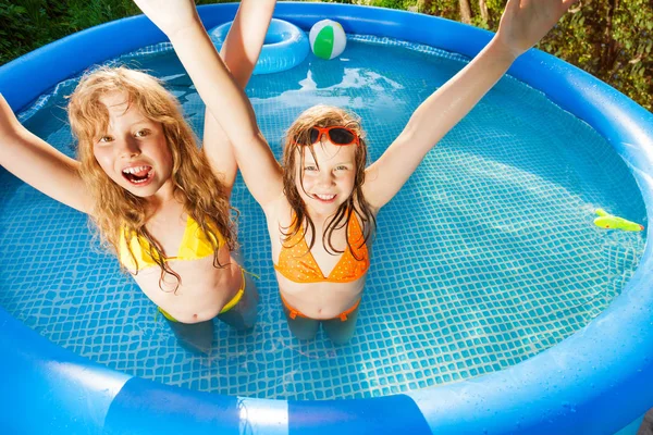 Šťastné děti hrají v bazénu — Stock fotografie
