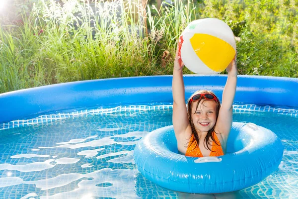 Boldog lány játszik medence — Stock Fotó