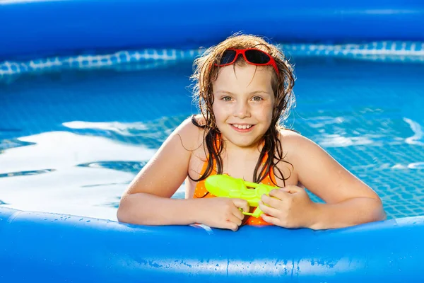 Šťastná dívka hraje v bazénu — Stock fotografie