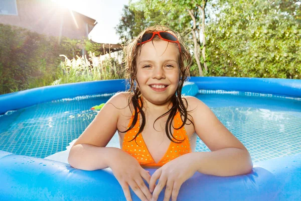 Chica feliz jugando en la piscina —  Fotos de Stock