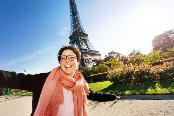 Feliz joven visitando París — Foto de Stock