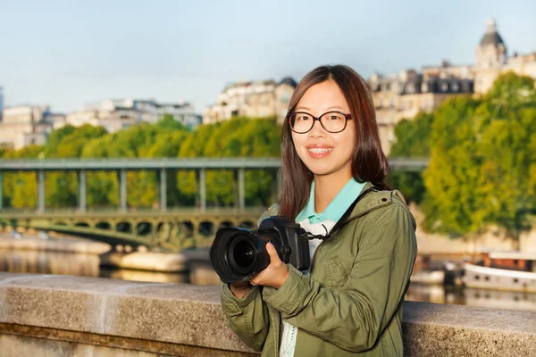 Touristin steht mit Kamera — Stockfoto