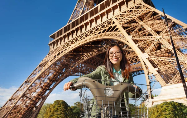 Bicicleta de montar mujer cerca de la Torre Eiffel — Foto de Stock