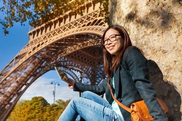 Kvinna med foto av Eiffeltornet — Stockfoto
