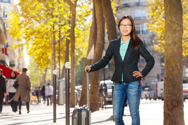 Fille voyageur avec valise dans la rue — Photo